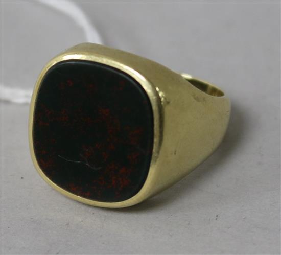 A 14ct (585) gentlemens signet ring with bloodstone matrix, size T.